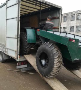 Заезд колесного вездехода в кузов грузового автомобиля — Азбука переезда