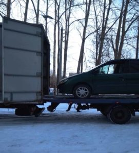 Перевозка легкового автомобиля на грузовой платформе — Азбука переезда
